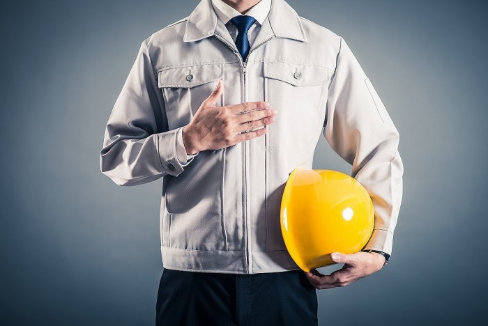 黄色ヘルメットを持つ男性