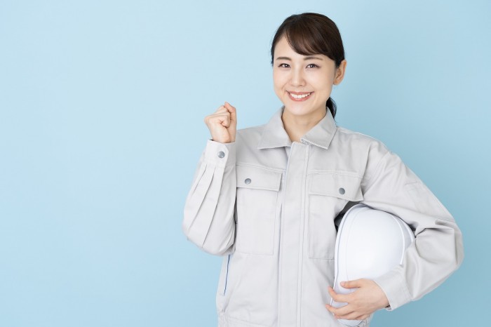 ガッツポーズの女性・作業着